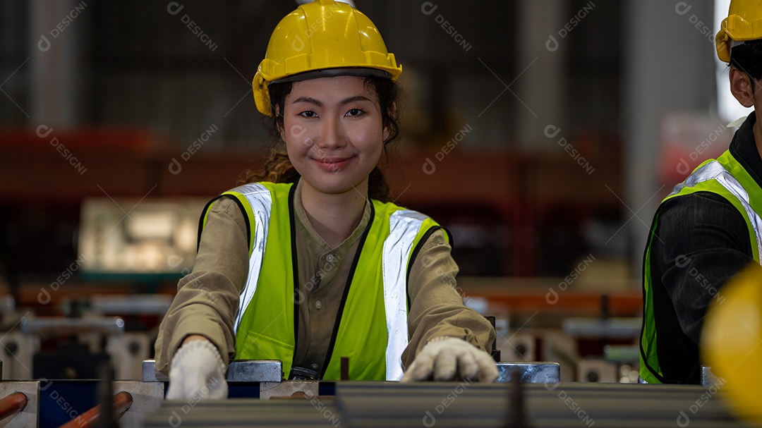 Sorria trabalhadora da indústria pesada na fábrica de manufatura