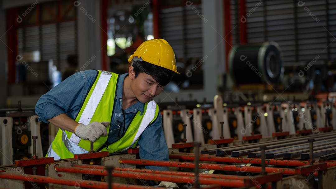 Sorria trabalhadora da indústria pesada na fábrica de manufatura
