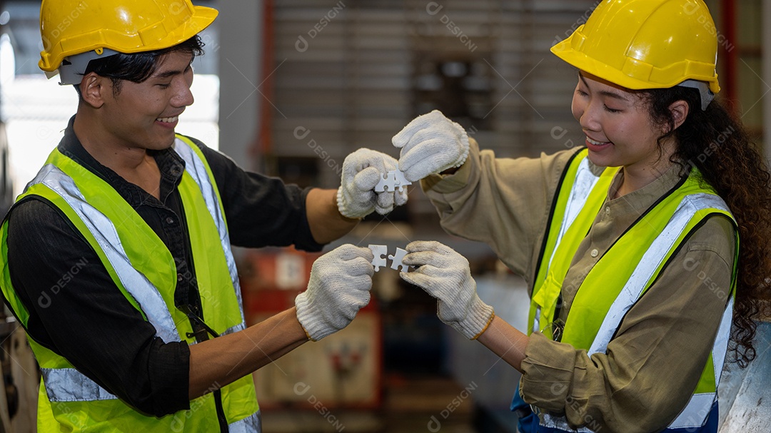 força da mão da equipe confiança total e colocação do quebra-cabeça