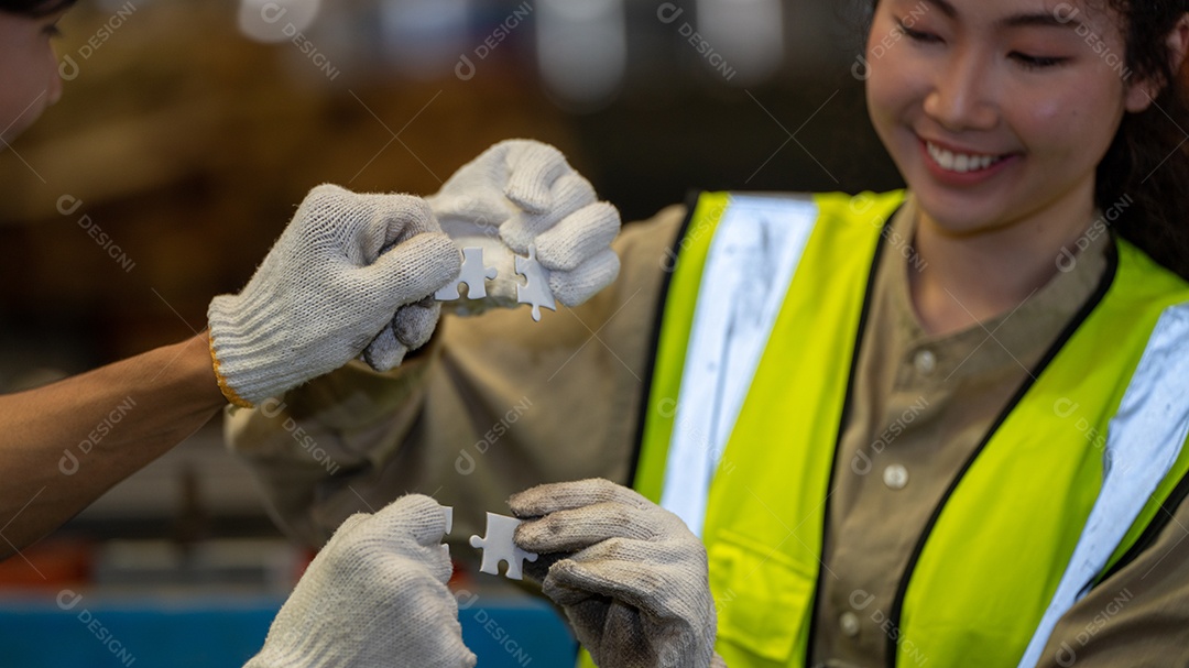 força da mão da equipe confiança total e colocação do quebra-cabeça