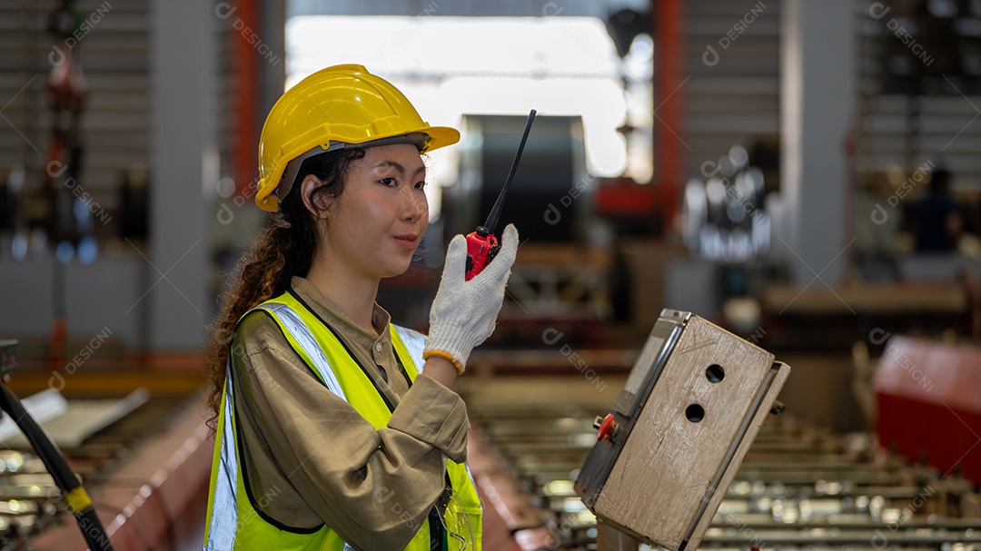 Mulher jovem trabalhando sobre firma fabrica