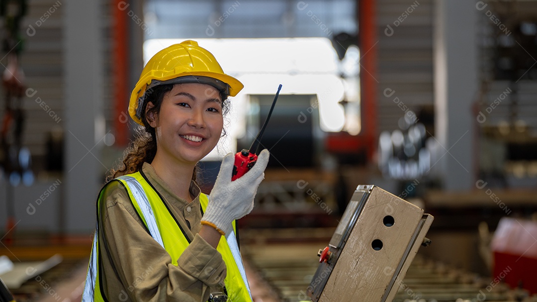 Mulher jovem trabalhando sobre firma fabrica