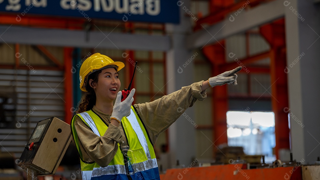 Mulher jovem trabalhando sobre firma fabrica