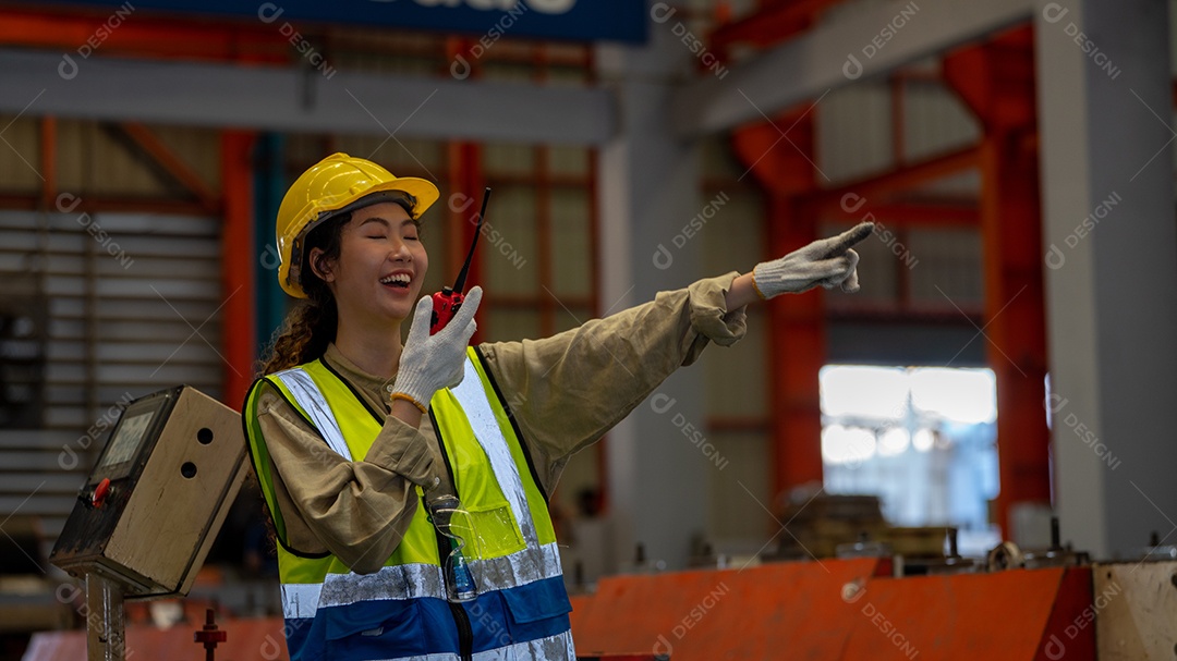 Mulher jovem trabalhando sobre firma fabrica