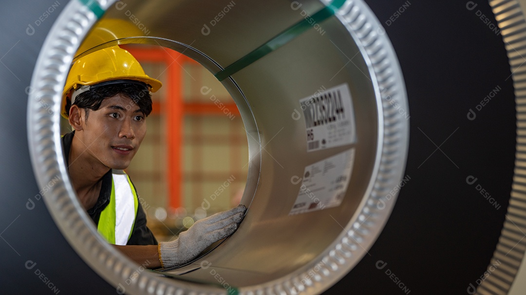 Afro-americano segurando capacete de segurança, equipamento de capacete de segurança