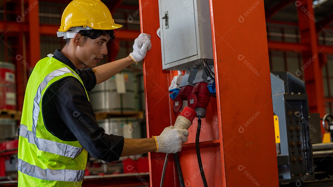 Trabalhador fatorial do capataz da indústria pesada da Ásia verifica o estoque de meta