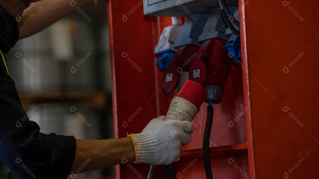 Trabalhador fatorial do capataz da indústria pesada da Ásia verifica o estoque de meta