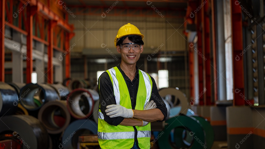 Trabalhador da Ásia fica com os braços cruzados Negócios da indústria parceira e olha para a câmera
