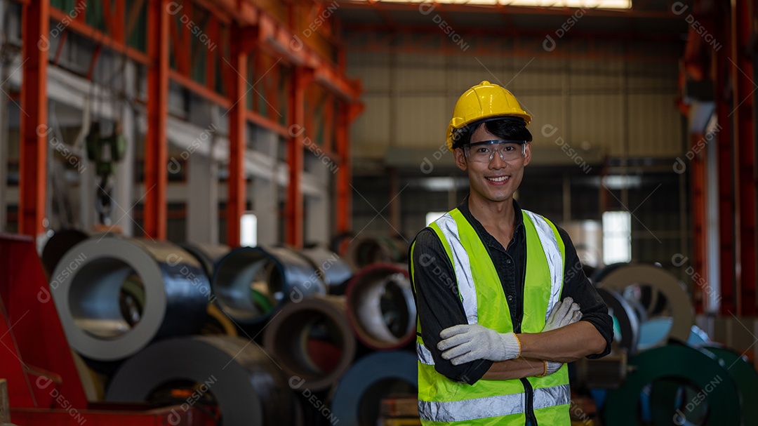 Trabalhador da Ásia fica com os braços cruzados Negócios da indústria parceira e olha para a câmera