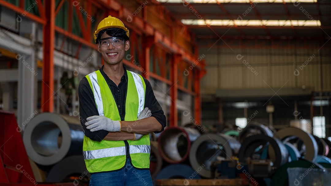 Trabalhador da Ásia fica com os braços cruzados Negócios da indústria parceira e olha para a câmera