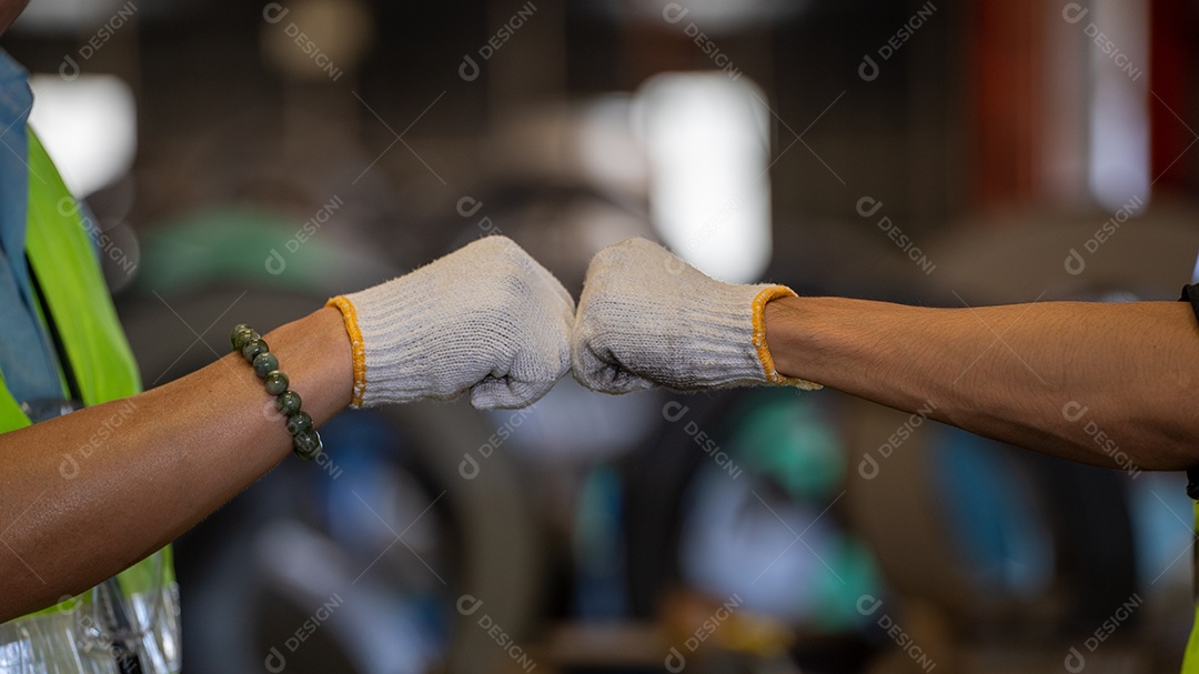 Homem da indústria Punho Batendo Parceiro Indústria Confiança de Negócios Trabalho em Equipe na Indústria Pesada Conceito de Fábrica de Fabricação