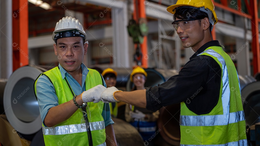 Homem da indústria Punho Batendo Parceiro Indústria Confiança de Negócios Trabalho em Equipe na Indústria Pesada Conceito de Fábrica de Fabricação