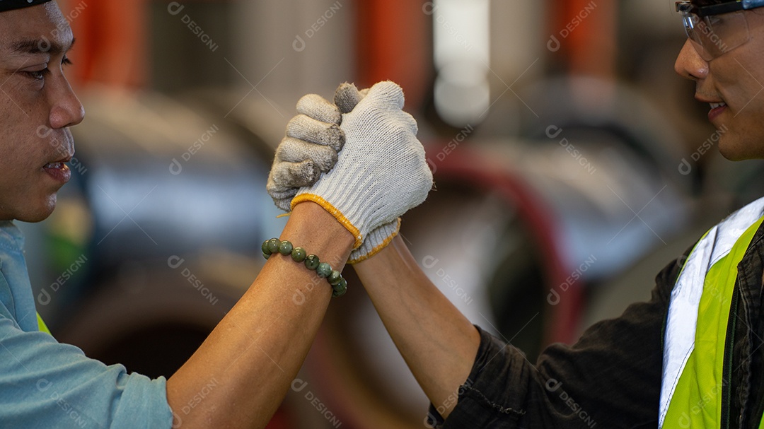 Homem da indústria Punho Batendo Parceiro Indústria Confiança de Negócios Trabalho em Equipe na Indústria Pesada Conceito de Fábrica de Fabricação