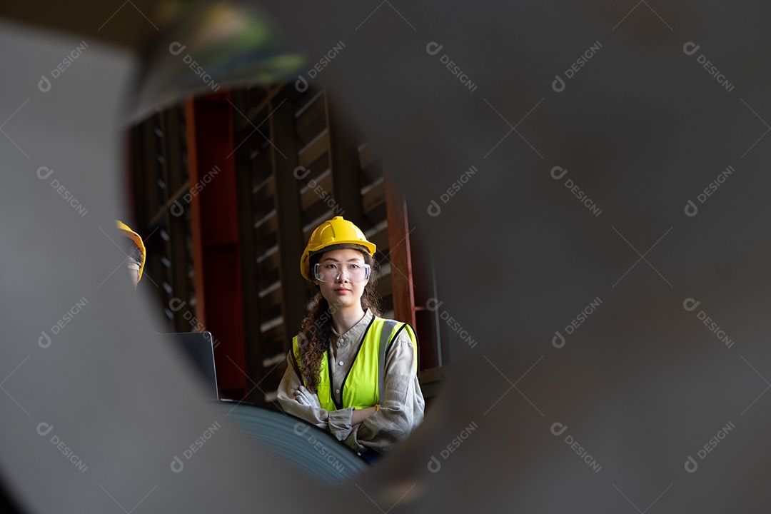 Garota da Ásia Trabalhador de fábrica do capataz da indústria pesada verifica o estoque