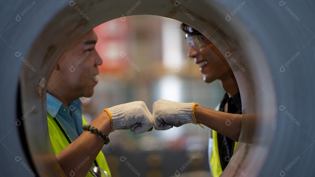 Homem da indústria Punho Batendo Parceiro Indústria Confiança de Negócios Trabalho em Equipe na Indústria Pesada Conceito de Fábrica