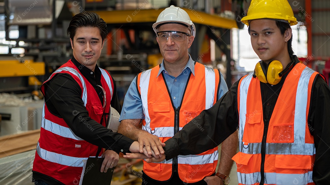 Trabalho em equipe e grupo de trabalhadores de espírito de equipe dão cinco juntos