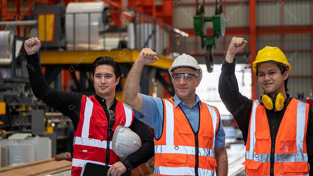 Trabalhador jovem e experiência e conhecimento em planta de indústria pesada