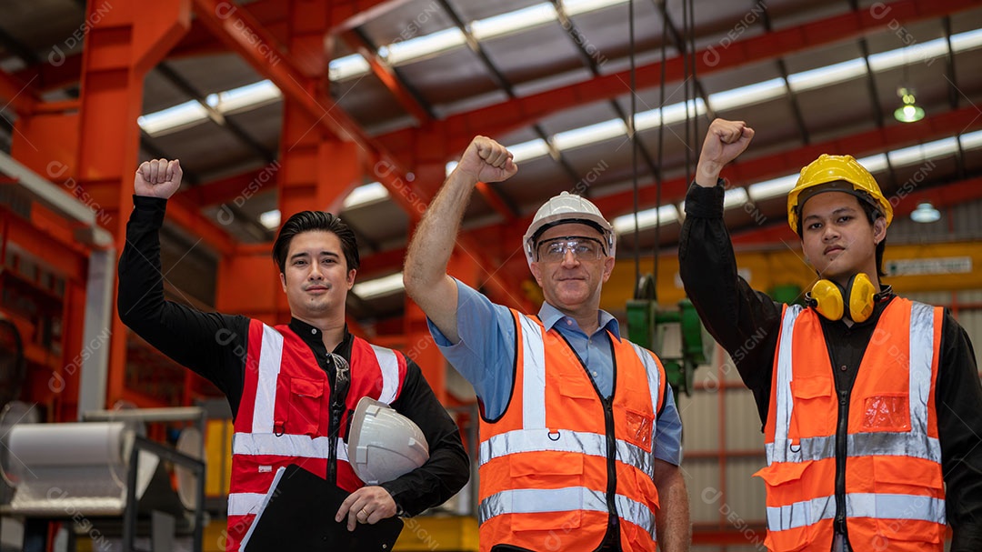 Trabalhador jovem e experiência e conhecimento em planta de indústria pesada