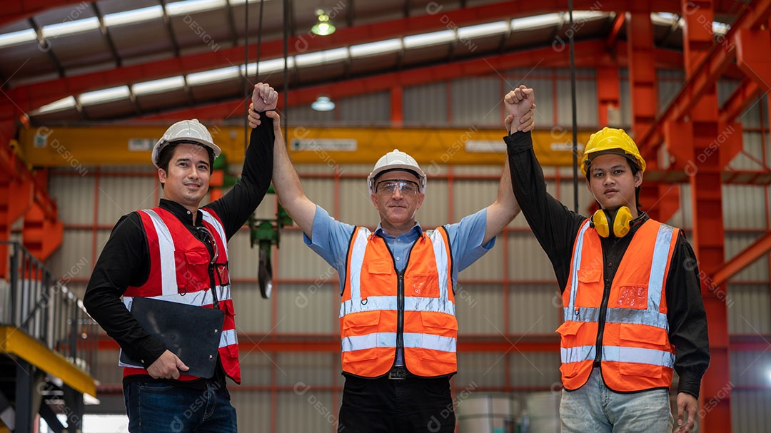 Trabalho em equipe e grupo de trabalhadores de espírito de equipe dão a mão juntos