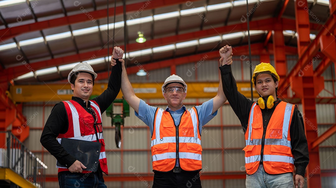 Trabalho em equipe e grupo de trabalhadores de espírito de equipe dão a mão juntos