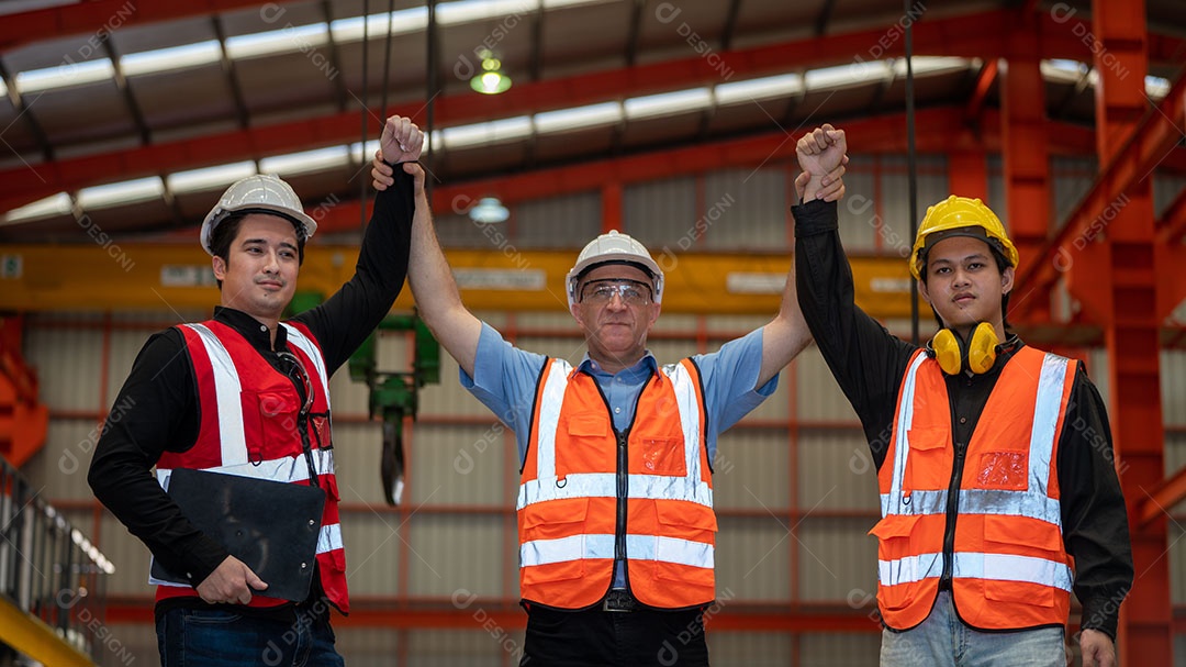 Trabalho em equipe e grupo de trabalhadores de espírito de equipe dão a mão juntos