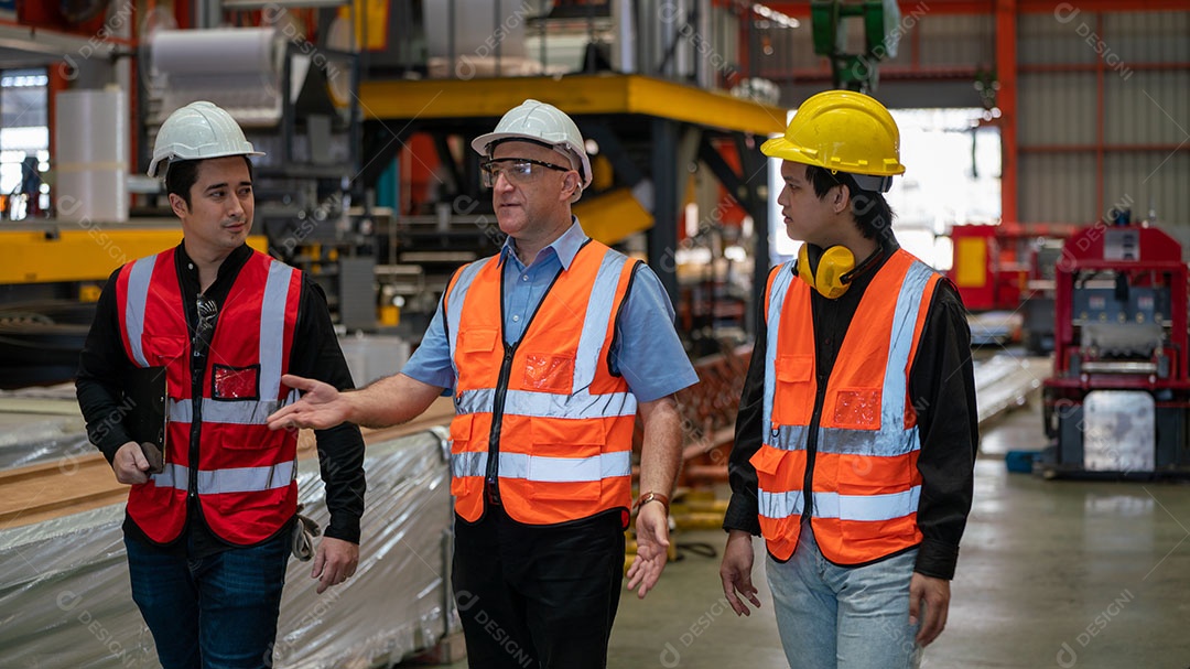 Trabalho em equipe e grupo de trabalhadores de espírito de equipe dão a mão juntos
