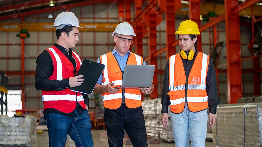 Três Capacete da Indústria Pesada Jaqueta de segurança de mercadorias Máquina de verificação de manutenção preventiva diária na Fábrica de Fabricação, use a área de transferência, Discussão, Treinamento de Habilidades Qualidade de Manutenção,