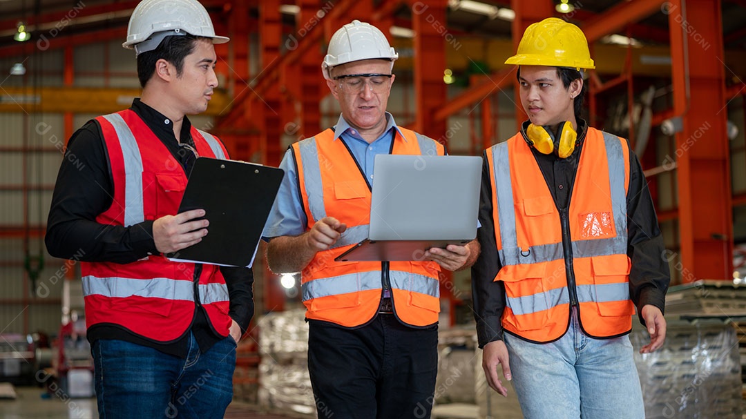Três Capacete da Indústria Pesada Jaqueta de segurança de mercadorias Máquina de verificação de manutenção preventiva diária na Fábrica de Fabricação, use a área de transferência, Discussão, Treinamento de Habilidades Qualidade de Manutenção,