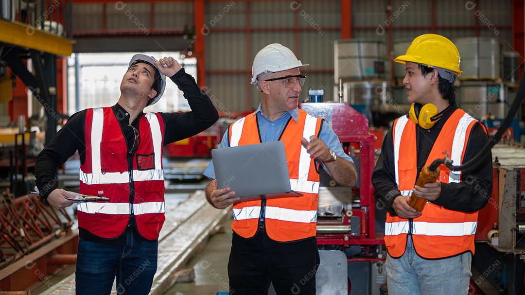 Três Capacete da Indústria Pesada Jaqueta de segurança de mercadorias Máquina de verificação de manutenção preventiva diária na Fábrica de Fabricação, use a área de transferência, Discussão, Treinamento de Habilidades Qualidade de Manutenção,