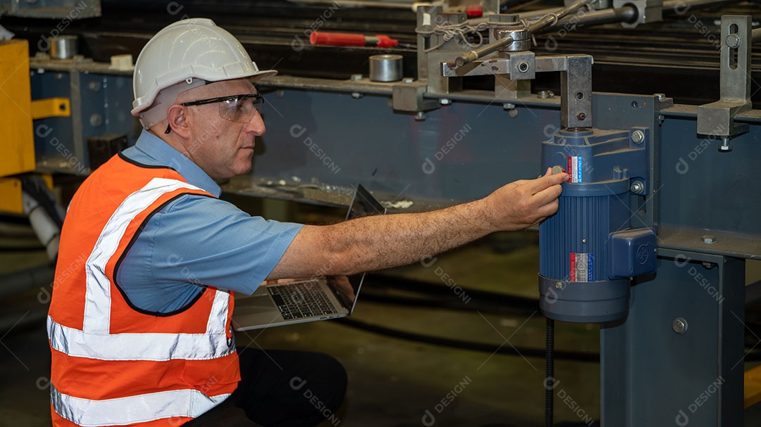 Jaqueta de segurança para engenheiros da indústria pesada, máquina de verificação de manutenção preventiva diária na fábrica de fabricação, use telefone inteligente ou tablet, verificando o homem, inspetor