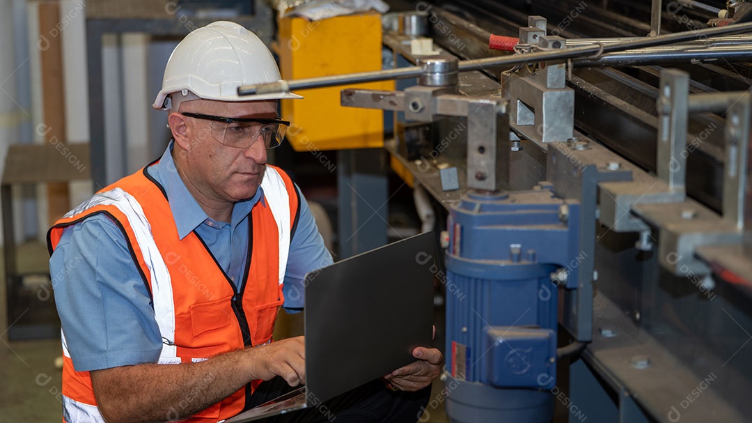 Jaqueta de segurança para engenheiros da indústria pesada, máquina de verificação de manutenção preventiva diária na fábrica de fabricação, use telefone inteligente ou tablet, verificando o homem, inspetor