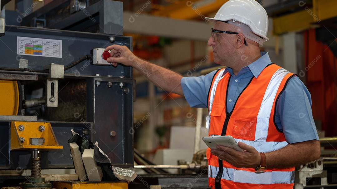 Jaqueta de segurança para engenheiros da indústria pesada, máquina de verificação de manutenção preventiva diária na fábrica de fabricação, use telefone inteligente ou tablet, verificando o homem, inspetor