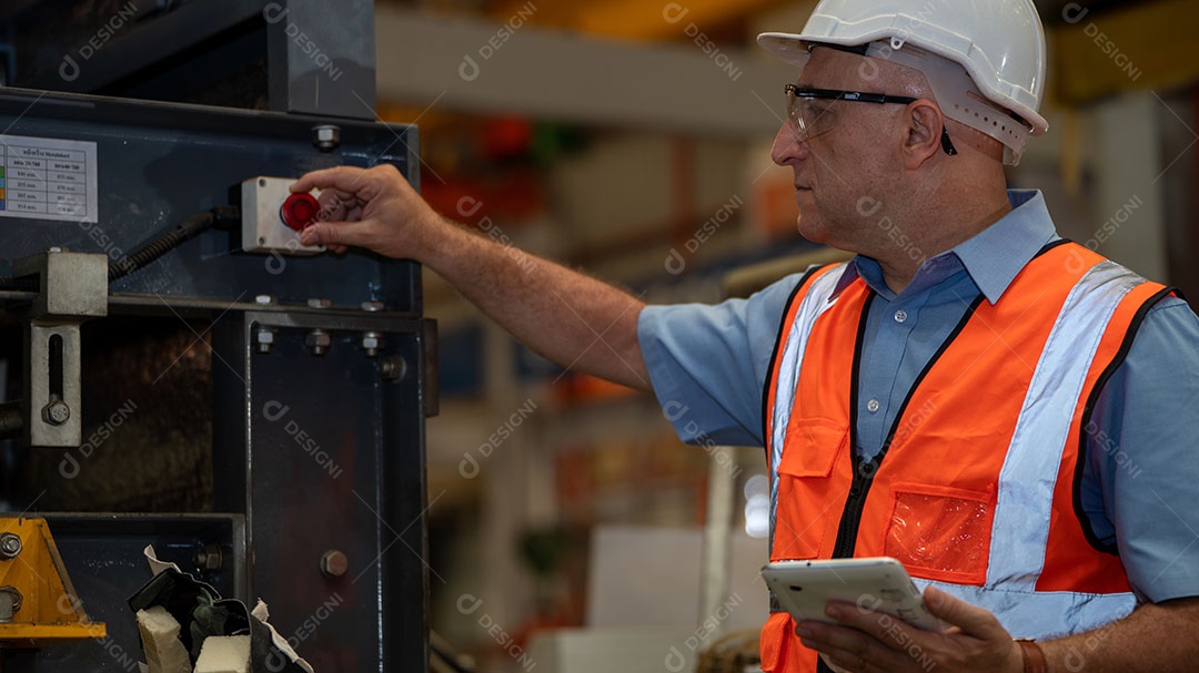 Jaqueta de segurança para engenheiros da indústria pesada, máquina de verificação de manutenção preventiva diária na fábrica de fabricação, use telefone inteligente ou tablet, verificando o homem, inspetor