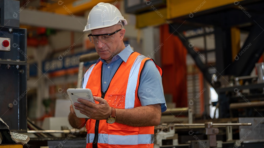 Jaqueta de segurança para engenheiros da indústria pesada, máquina de verificação de manutenção preventiva diária na fábrica de fabricação, use telefone inteligente ou tablet, verificando o homem, inspetor