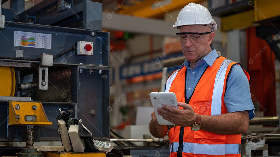 Jaqueta de segurança para engenheiros da indústria pesada, máquina de verificação de manutenção preventiva diária na fábrica de fabricação, use telefone inteligente ou tablet, verificando o homem, inspetor