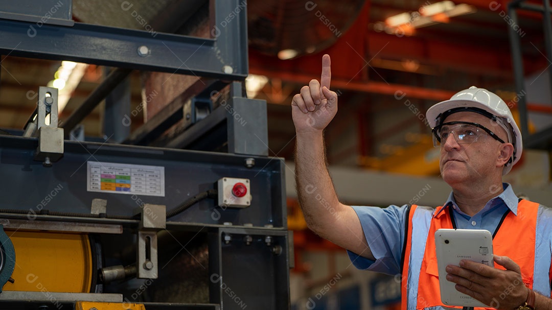 Jaqueta de segurança para engenheiros da indústria pesada, máquina de verificação de manutenção preventiva diária na fábrica de fabricação, use telefone inteligente ou tablet, verificando o homem, inspetor