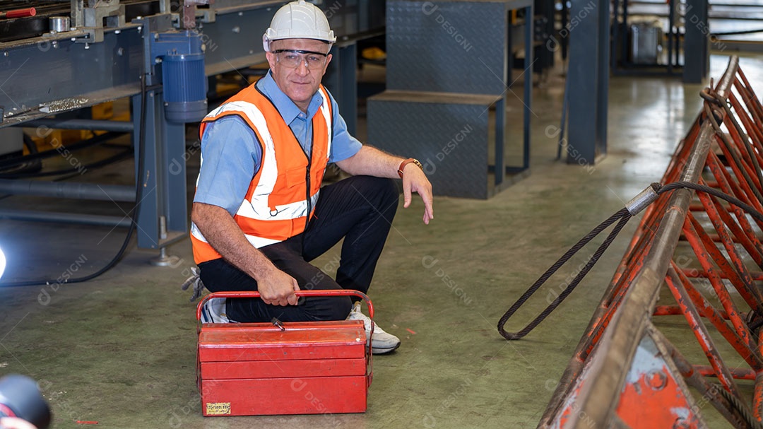 Jaqueta de segurança para engenheiros da indústria pesada, máquina de verificação de manutenção preventiva diária na fábrica de fabricação, use telefone inteligente ou tablet, verificando o homem, inspetor