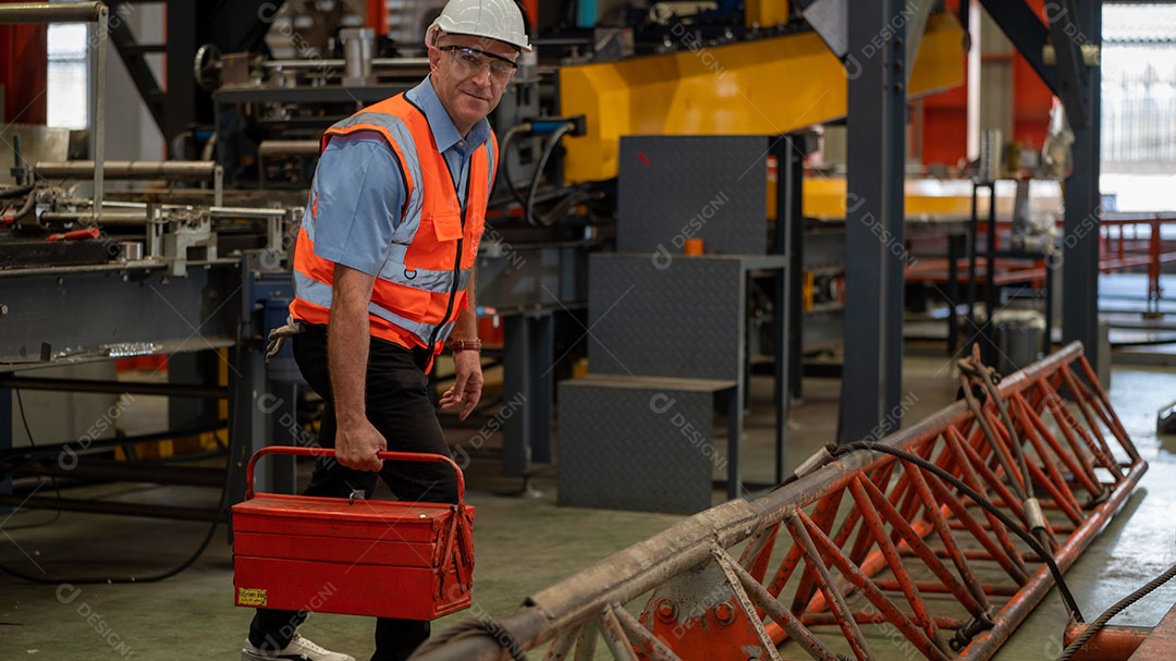 Jaqueta de segurança para engenheiros da indústria pesada, máquina de verificação de manutenção preventiva diária na fábrica de fabricação, use telefone inteligente ou tablet, verificando o homem, inspetor