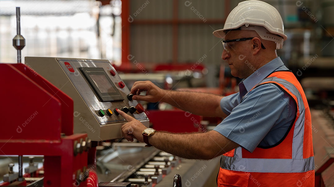 Jaqueta de segurança para engenheiros da indústria pesada, máquina de verificação de manutenção preventiva diária na fábrica de fabricação, use telefone inteligente ou tablet, verificando o homem, inspetor