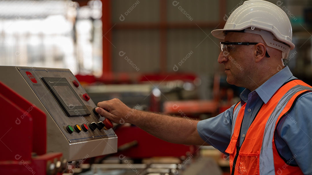 Jaqueta de segurança para engenheiros da indústria pesada, máquina de verificação de manutenção preventiva diária na fábrica de fabricação, use telefone inteligente ou tablet, verificando o homem, inspetor