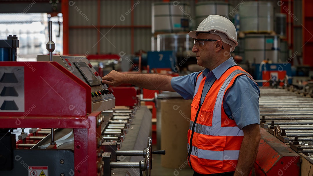 Jaqueta de segurança para engenheiros da indústria pesada, máquina de verificação de manutenção preventiva diária na fábrica de fabricação, use telefone inteligente ou tablet, verificando o homem, inspetor
