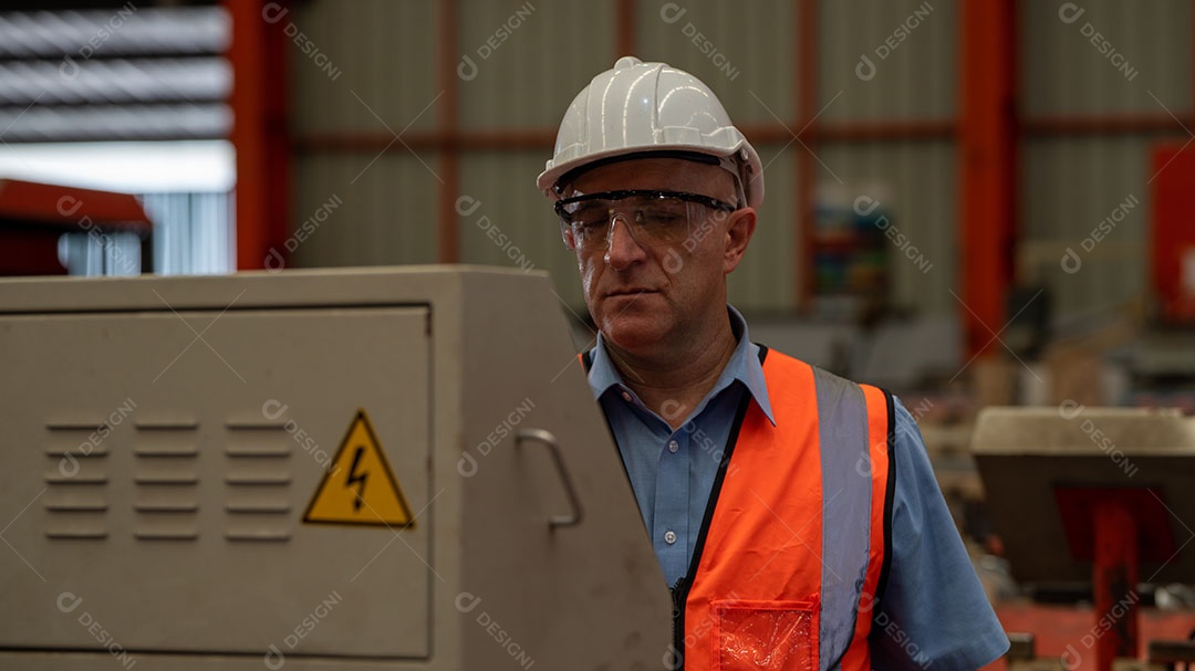 Jaqueta de segurança para engenheiros da indústria pesada, máquina de verificação de manutenção preventiva diária na fábrica de fabricação, use telefone inteligente ou tablet, verificando o homem, inspetor