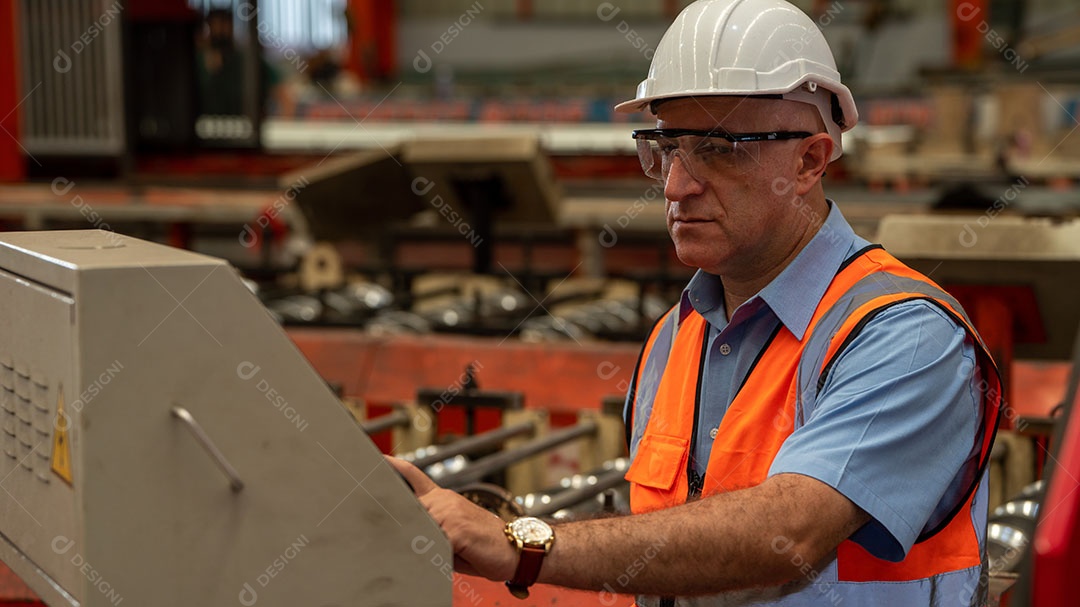 Jaqueta de segurança para engenheiros da indústria pesada, máquina de verificação de manutenção preventiva diária na fábrica de fabricação, use telefone inteligente ou tablet, verificando o homem, inspetor