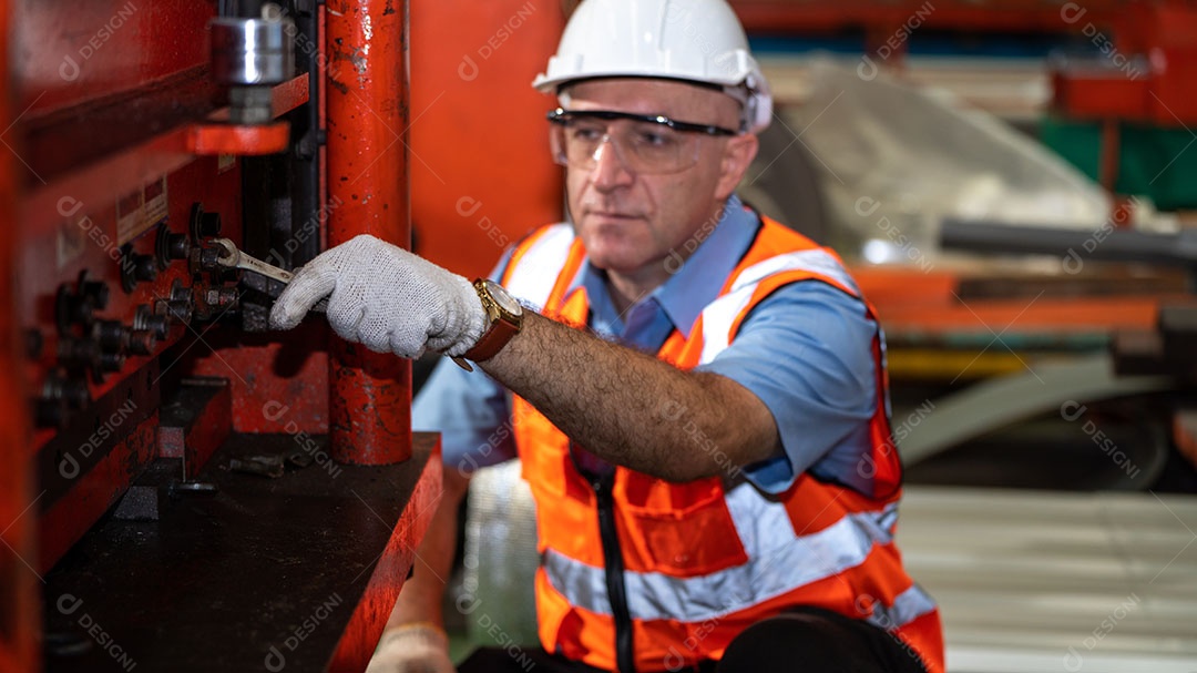 Jaqueta de segurança para engenheiros da indústria pesada, máquina de verificação de manutenção preventiva diária na fábrica de fabricação, use telefone inteligente ou tablet, verificando o homem, inspetor