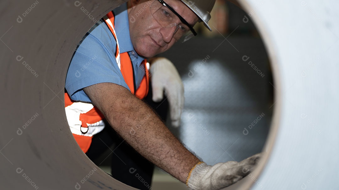Jaqueta de segurança para engenheiros da indústria pesada, máquina de verificação de manutenção preventiva diária na fábrica de fabricação, use telefone inteligente ou tablet, verificando o homem, inspetor