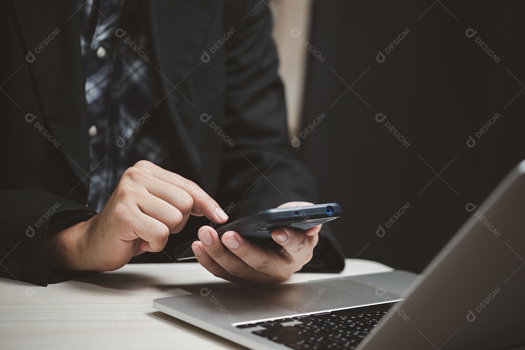 Móvel online escritório smartphone ciberespaço rede empresário trabalho comunicação moderno digitação sem fio.