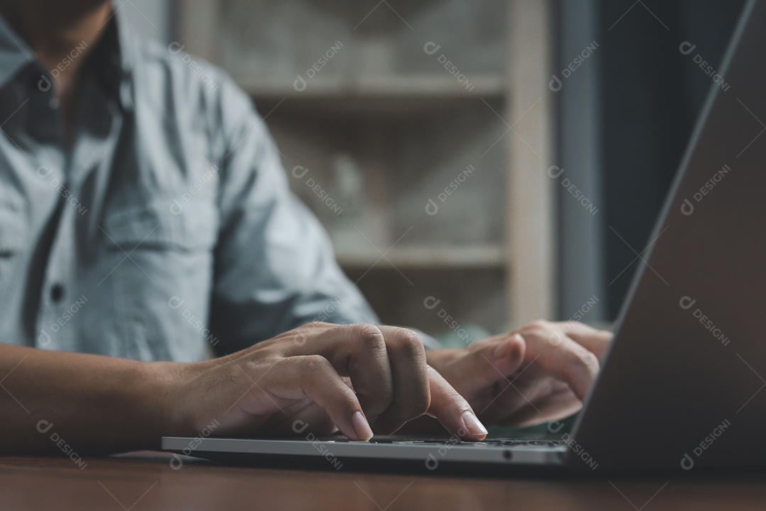 Trabalho de mão de empresário no computador portátil de teclado na mesa de escritório close-up. Conceito de negócios e tecnologia.
