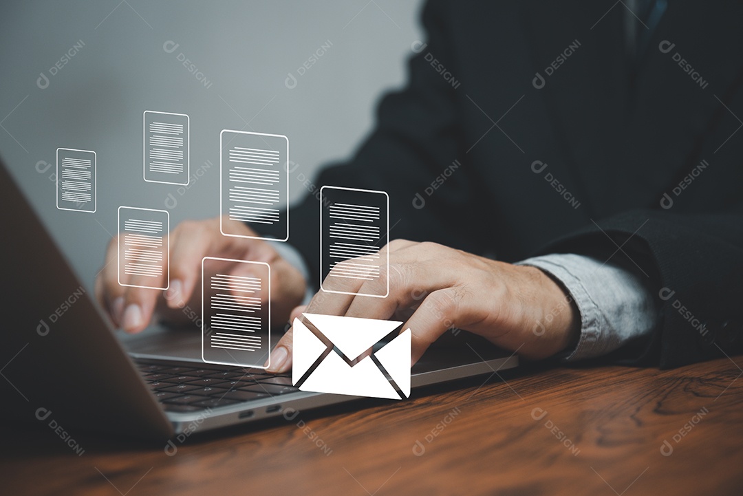 Postar computador mensagem e-mail online marketing social mídia comunicação.