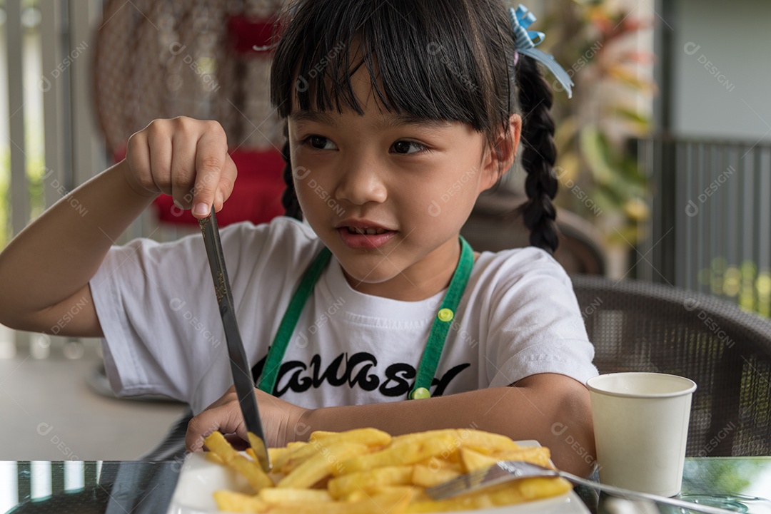 Jovem garota asiática comendo batatas fritas diversão feliz batata fast food.