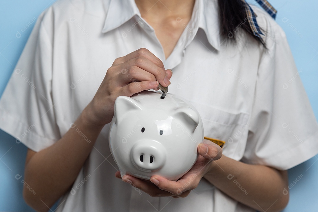 Criança ásia finanças econômico investimento riqueza porco moeda dinheiro negócio bancário, dinheiro sucesso salvando menina segurando moeda cofrinho.